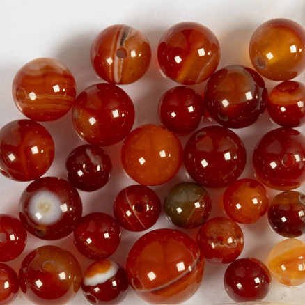Pärlor av agatsten, Dia. 6+8+10 mm, Hålstl. 0,9-1 mm, bränd orange, röd, 28 st./ 1 förp.