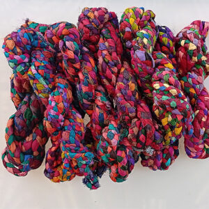 1 kg. Unikt handgjort - Recycled 100% Sari Silk Braided Cord garn från Indien Multi