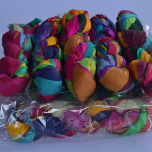 1 kg. Unikt handgjort - Recycled 100% Sari Silk Ribbon garn från Indien Multi