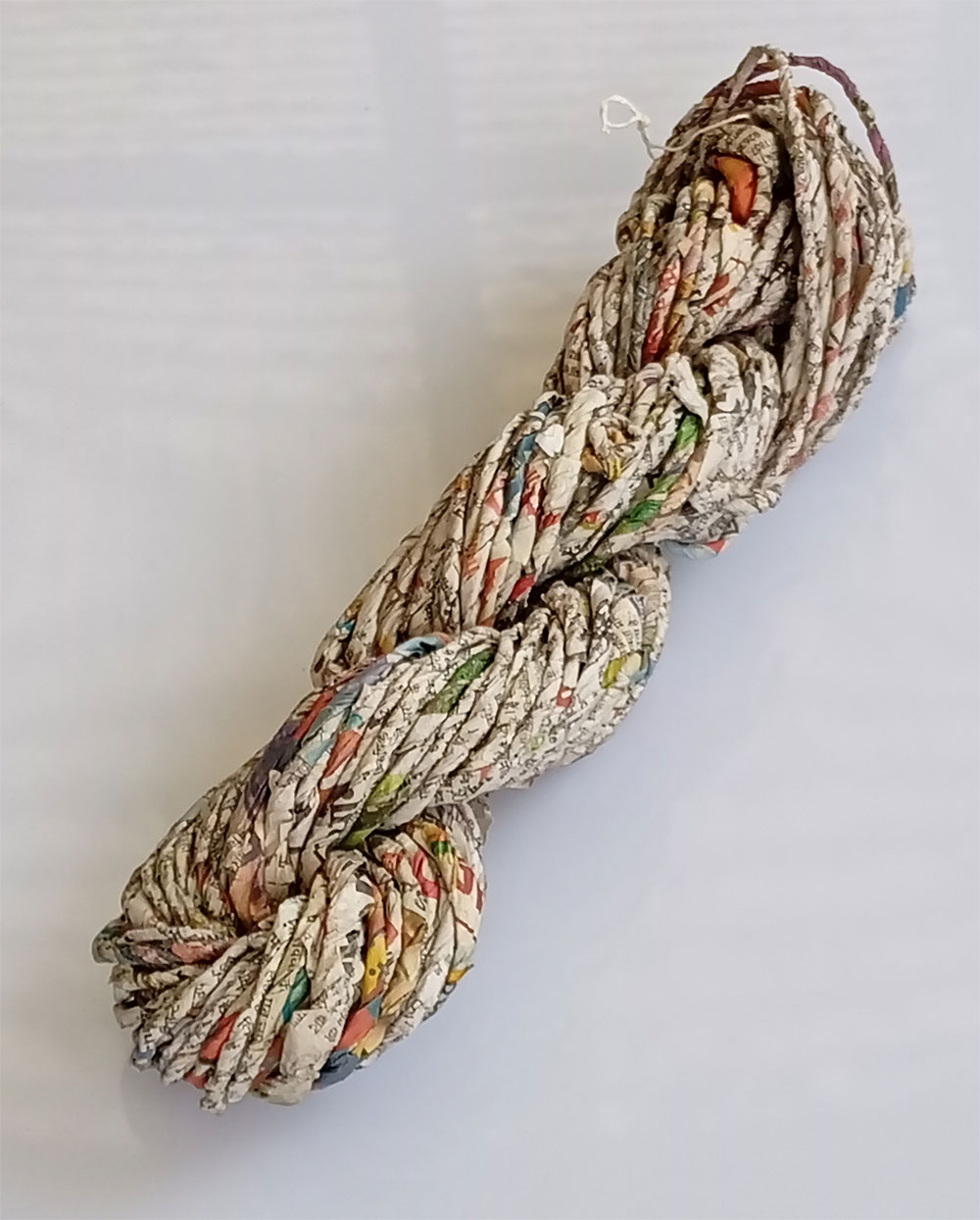 100 gram Unikt handgjort - Recycled 100% news paper garn från Indien